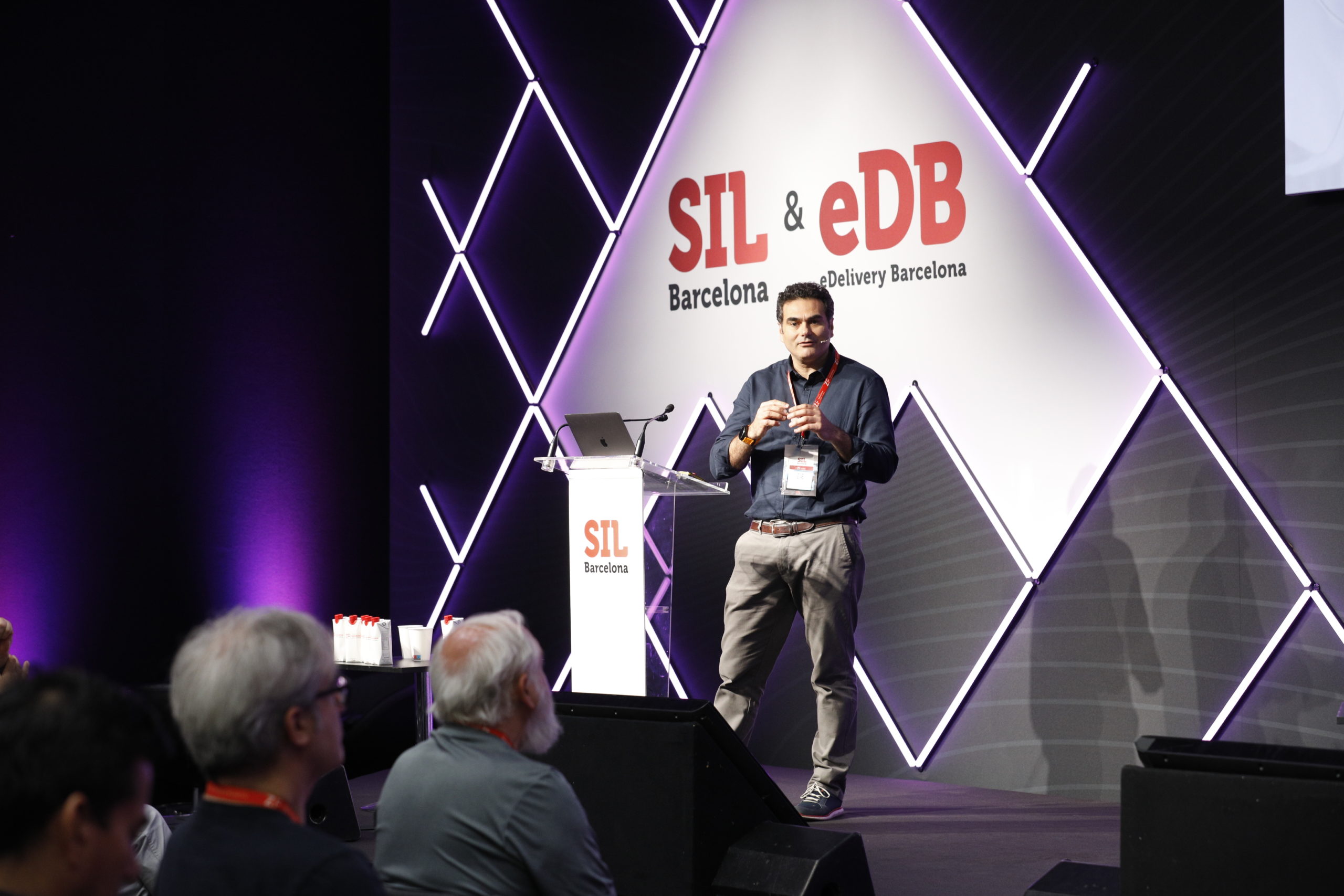 Ponente de HARDMAN presentando en el escenario de SIL Barcelona
